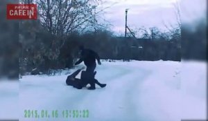 Un policier totalement ivre se bat sur la route en Russie