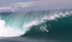 Matahi Drollet surfe Teahupoo à 14 ans