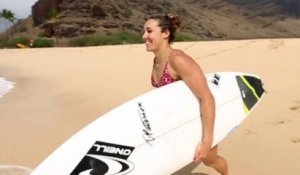 Amandine Sanchez en free surf à Hawaï