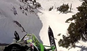 Brett Turcotte saute d'une falaise en motoneige