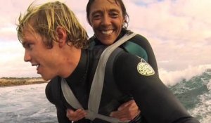 Paraplégique, elle réalise son rêve en se scotchant au dos d'un surfeur