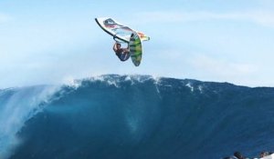 Camille Juban surfe Teahupoo en windsurf