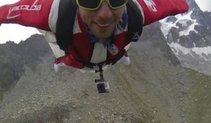Tancrède Melet saute en wingsuit depuis l'Aiguille de la République