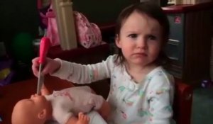 Une petite fille flippante qui veut assassiner sa poupée : en mode "L'exorciste"!