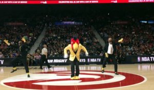 Danse de mascotte de dingue : Harry The Hawk danse sur Uptown Funk