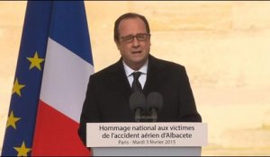 Hommage aux Invalides: "Notre pays est une nouvelle fois en deuil", lance Hollande