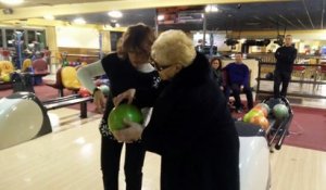 Quand une mamie de 84 ans joue au bowling pour la première fois