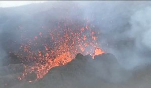 Vue aérienne du Piton de la Fournaise en éruption