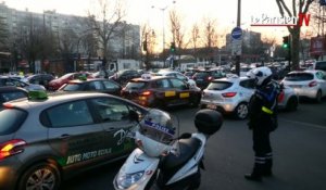 Paris : la porte de Clignancourt bloquée par les auto-écoles en colère
