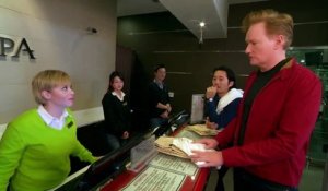 Steven Yeun et Conan O'Brien se font un sauna