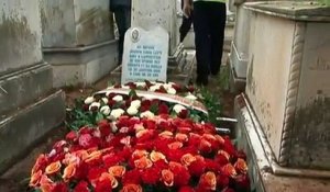 Une haie d'honneur pour Roger Hanin, enterré à côté de son père, près d'Alger