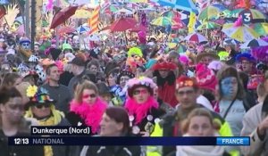 Lors du carnaval Dunkerque, on lance des harengs à la foule