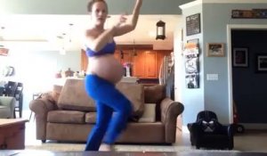 Une femme enceinte danse sur Thriller