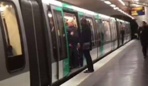 Des supporters de Chelsea empêchent un passager noir de prendre le métro - ZAPPING ACTU DU 18/02/2015