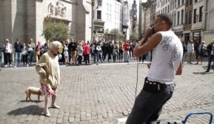 Belgique : une grand-mère habitée par le rythme danse sur du beatbox