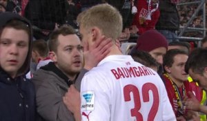 Des supporters de Stuttgart consolent un joueur qui a raté son match! Magique...
