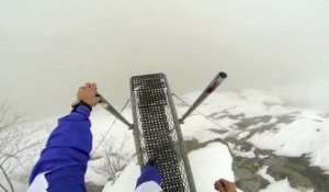 Un saut en Base Jump dans l'inconnu : montagne perdue dans le brouillard!
