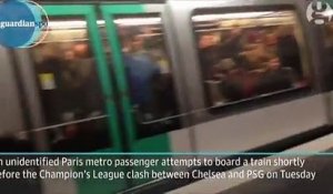 Des supporters de Chelsea empêchent un homme noir de prendre le métro.