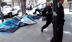 ATTENTION IMAGES CHOQUANTES : À Los Angeles, scène ultra-violente d'un policier qui abat un SDF