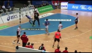 Kentin Mahé colle son ballon dans la lucarne ! (handball)