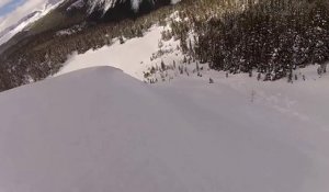 un skieur déclenche une avalanche