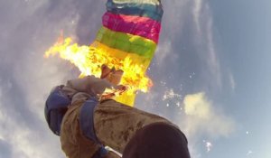 Parachute prend feu en chute libre