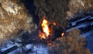 Etats-Unis : un train transportant du pétrole brut déraille et prend feu