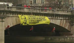 Action anti-nucléaire: Greenpeace déploie des banderoles sur la Seine
