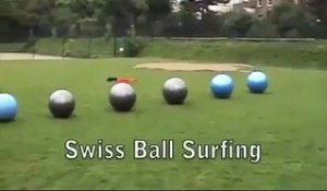 Faire du surf avec des boules de gym