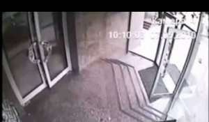 Il traverse une fenêtre pour sortir de l'immeuble