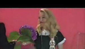 Madonna se fait avoir le micro lors d'une conférence de presse