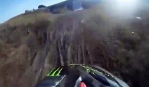 Elle promène son chien sur une piste de motocross