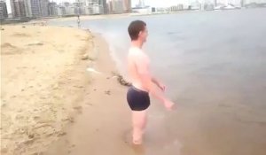 Un touriste Russe s'amuse à la plage