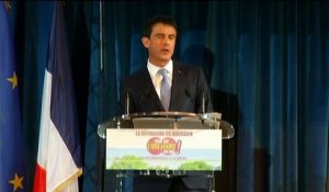 Valls nie tout "calcul politicien" après avoir évoqué sa "peur" d'une victoire du FN