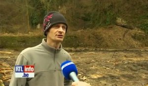 Un grutier Belge détruit la mauvaise maison