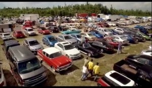 Deux crétins se rendent à un automobile show