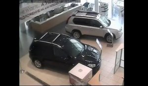 Un client mécontent détruit une concession automobile