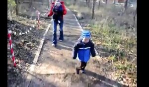 Un Petit Garcon Qui A Peur De Son Ombre Sur Orange Videos