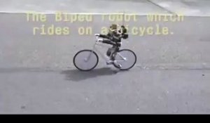 Un petit robot sur un vélo téléguidé