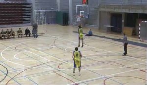 Un basketteur belge veut absolument marquer contre son camp !