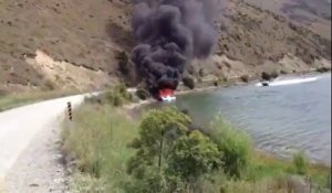 Comment éteindre un bateau en feu sur un lac