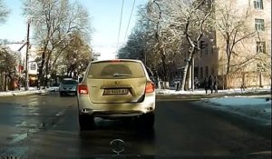 Un taxi russe fait demi-tour à 180° en plein traffic
