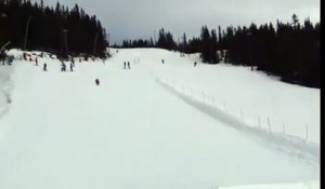 Un casse cou s'écrase après avoir fait un saut en ski
