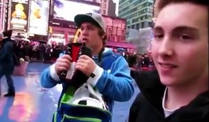 Un bien étrange gars se colle à une vidéo d'étranger en vacances ...
