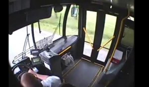 Une bus percute un bus et en sort indemne