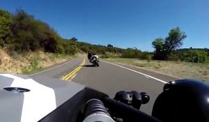 Un motard et un automobiliste évitent un terrible accident