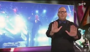 Un interprète en langue des signes vole la vedette d'un chanteur en direct!