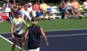Justin Bieber joue un match de tennis pour la bonne cause