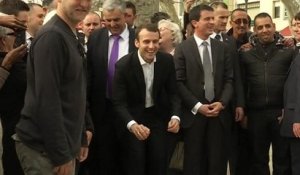 La mini-partie de pétanque de Macron et Valls pour la fin de la campagne