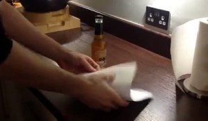 Astuce pratique : Ouvrir une bière avec une feuillle en papier !